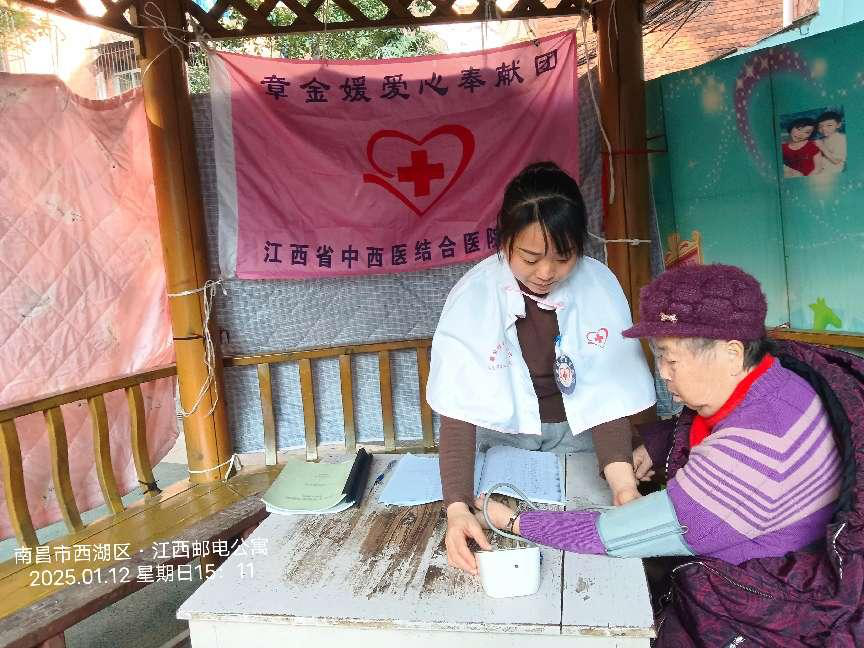 1月12日，江西中西醫(yī)結(jié)合醫(yī)院小組在西湖區(qū)洛陽路社區(qū)開展健康義診志愿服務(wù)活動(dòng)。.png