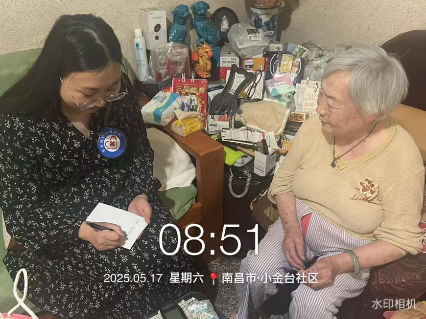 5月17日，省胸科醫(yī)院小組在東湖區(qū)小金臺(tái)社區(qū)開展入戶探訪志愿服務(wù)活動(dòng)。.png